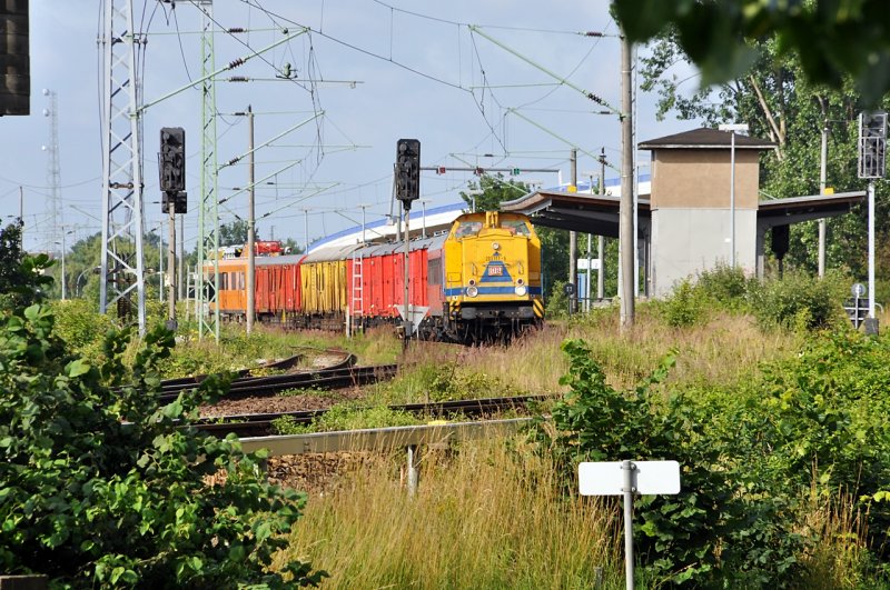 Zwangsaufenthalt f�r 203 311 und einer Reihe Hilfszugwagen+ORT im R�gendammbahnhof