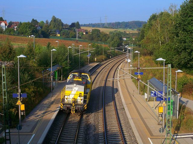 203 001 durchf�hrt den Haltepunkt �lbronn-D�rrn. Aufgenommen am 26.9.2009 