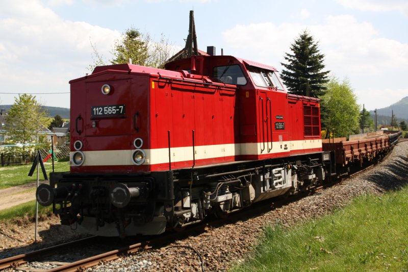 112 565-7 der Press ist am 03.05.09 kurz vor Bahn�bergang