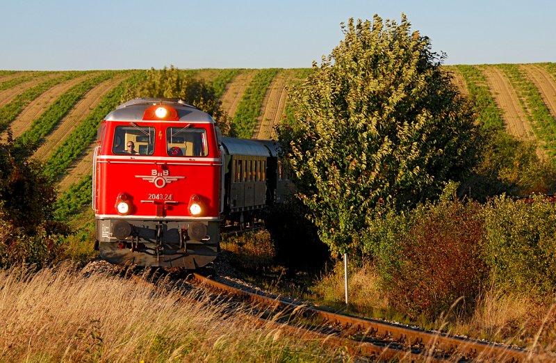 2043.24 brings the R 16 299 (nostalgic special transport) of