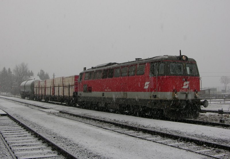 2043-555 vor VG74564 in Wei�kirchen bei beginnendem Schneefall. 18.12.2008 