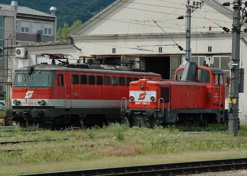 2067.032 und 1042.036 am 5.8.2006 in Graz Hauptbahnhof 