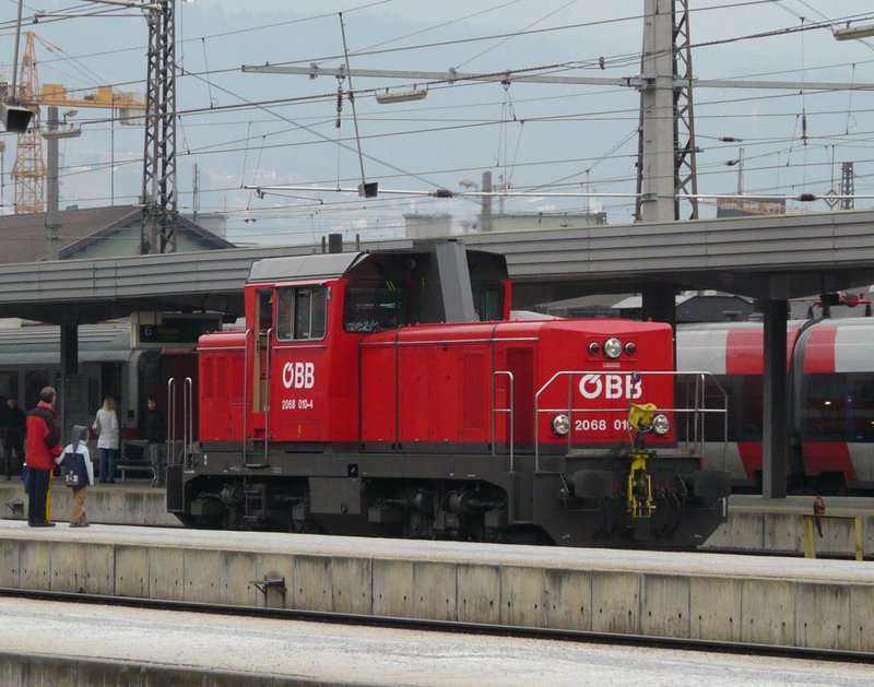 Rangierlok 2068 010-4 wird von Gro� und Klein bestaunt bei
