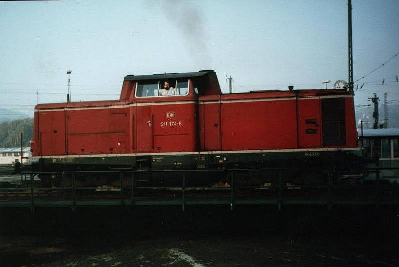BR 211 174-8 Auf der Drehscheibe des BW Dillenburgs im Sommer 1986