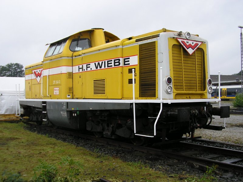 Wiebe 211 341-3 (Lok Nr.2) pr�sentiert sich beim Osnabr�cker Dampflokfest