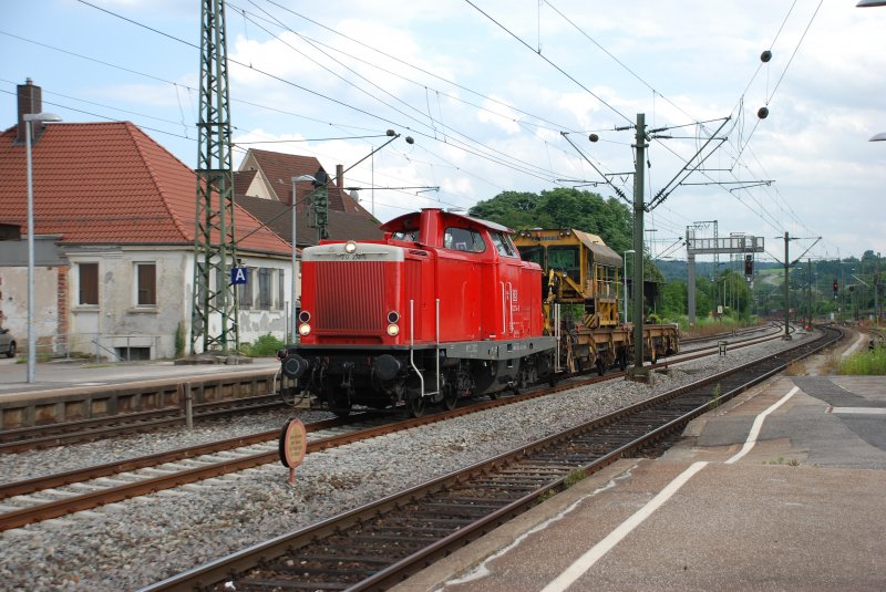 BR 212 274-5 durchfhrt den Bahnhof Plochingen am Nachmittag des 18.06.2009