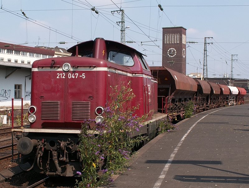 Diese Lok (212 047-5) steht mit einigen G�terwagen im D�sseldorfer