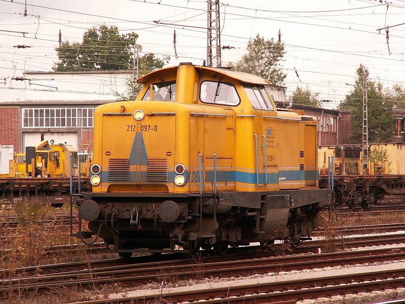 Mit sonorem Grummeln fuhr diese 212er am Haltepunkt Entenfang vorbei.