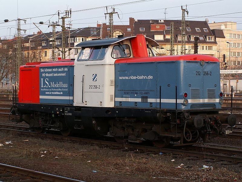 Diese sch�ne Lokomotive der Baureihe 212 steht abgestellt im D�sseldorfer