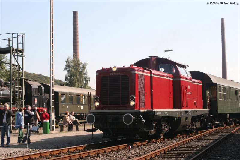 212 007-9 verl�sst mit dem Pendelzug das Museumsgel�nde in Bochum