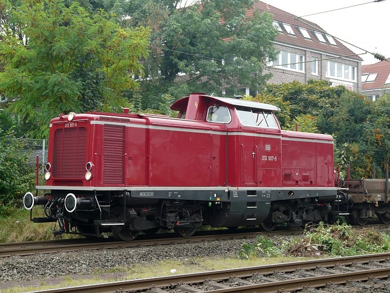Diese 212 zieht einen Bauzug durch den Haltepunkt Erkrath. Das