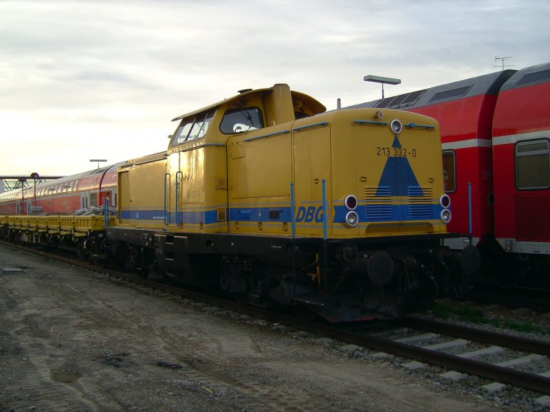Die 213 332 am 04.08.2008 bei Bauarbeiten in M�hldorf. 