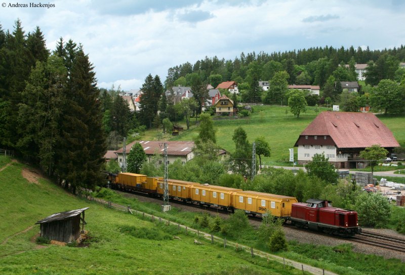 V100 2335 der Nesa mit einem Spenobauzug im Schlepp am