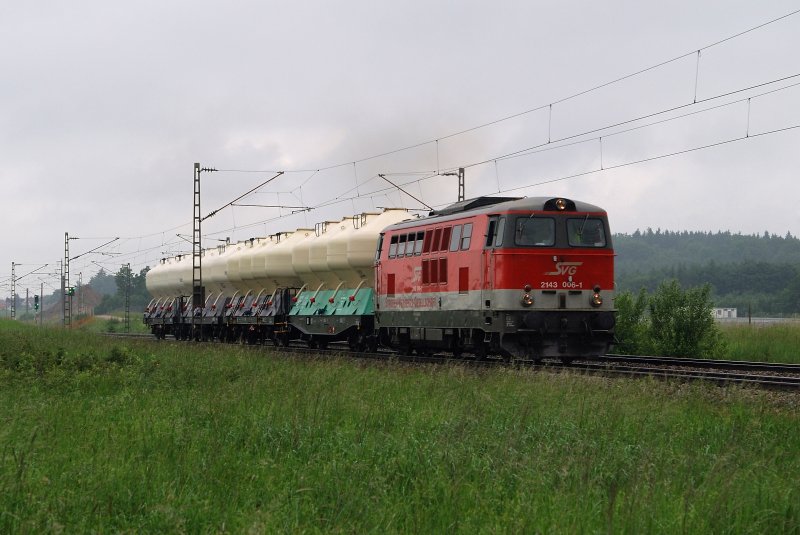 2143 006 der Staudenbahn (SVG) mit Zementzug DGS 91062 vor