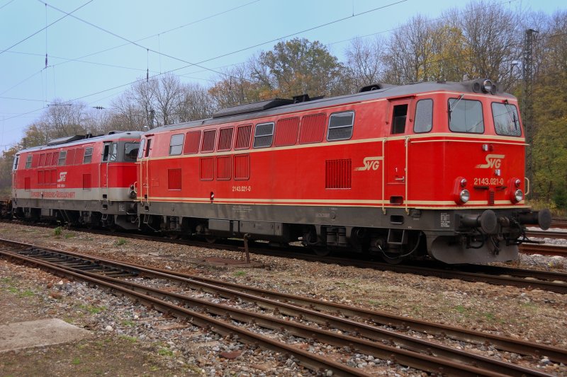 Doppeltraktion mit Ex-�BB-Diesel: 2143.021-0 und 2143.006-1 der Stauden-Verkehrs-Gesellschaft ziehen einen