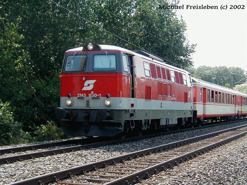 2143 030-1 mit einem Eilzug knapp nach dem Bahnhof Gramat