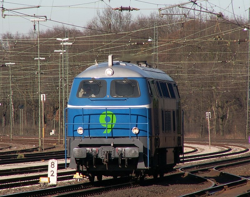 Diese V160/BR 216 der NIAG passiert den Haltepunkt Duisburg-Entenfang und