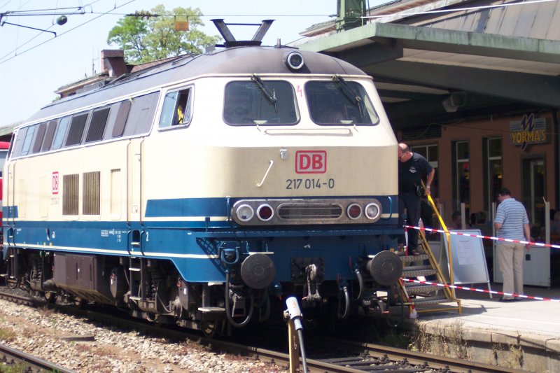 217 014 in Beige/Ozeanblau bei der Lokschau in Rosenheim. 