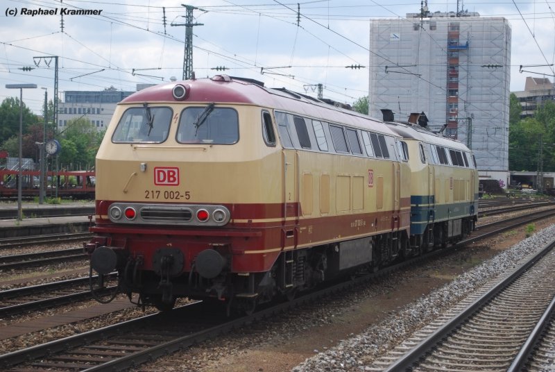 217 002 im Schlepp der 217 014 durcheilen am 05.05.09