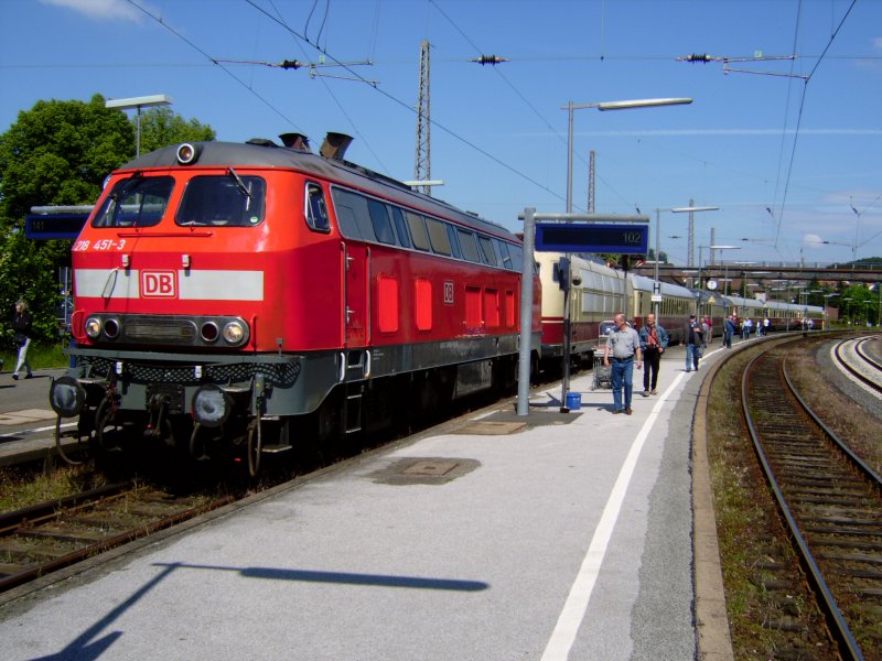 Br 218 451-3 und Br 103 235-8 am 30.05.09 mit dem TEE von Hannover Hbf nach Trier im Bahnhof Kreiensen.