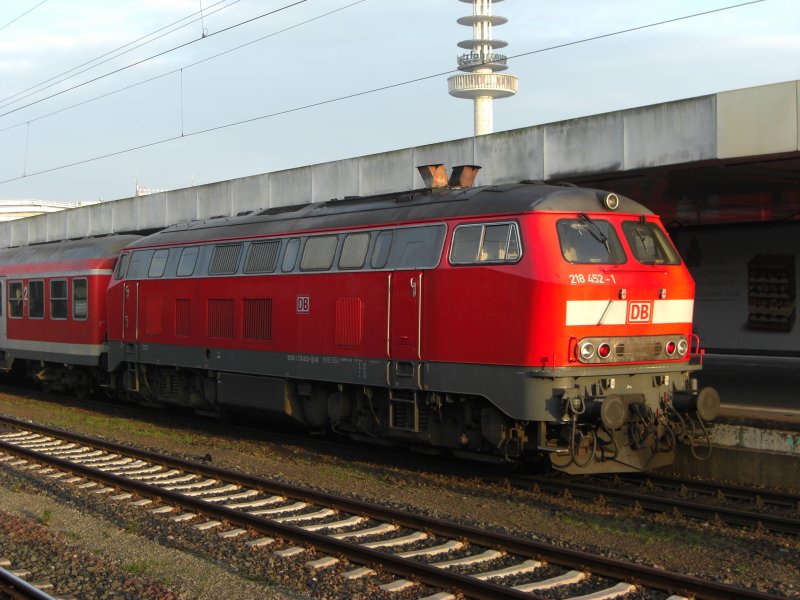 BR 218 452-1 wartet mit ihrem Regionalexpress nach Bad Harzburg in Hannover Hbf auf den Abfahrtsauftrag des Zf. (08.11.08, Hannover Hbf)