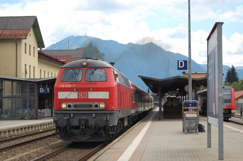 218 468-7 gibt Gummi f�r den RegionalExpress nach Lindau HBF,