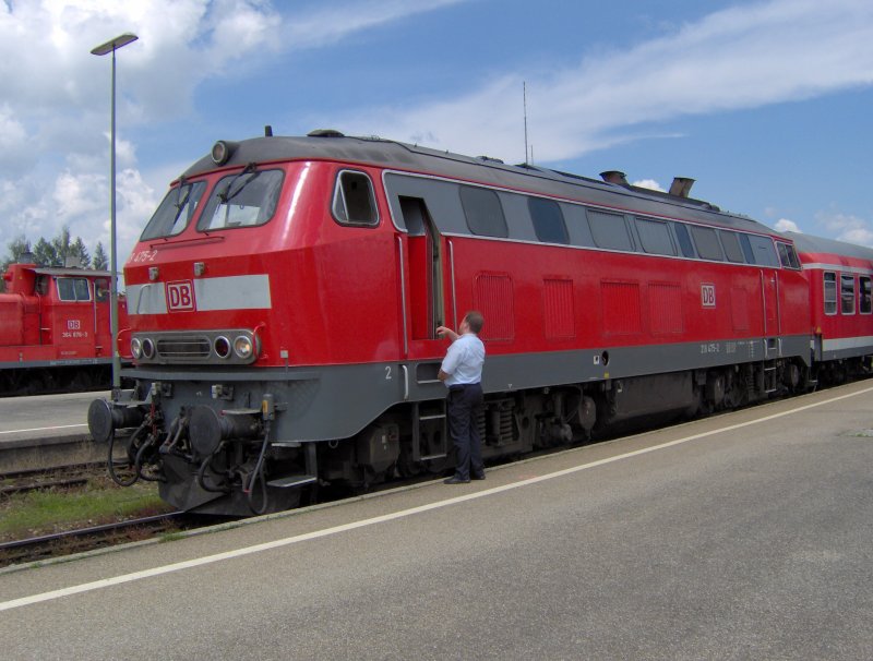 Eine BR 218 steht mit einem InterREgio von M�nchen nach