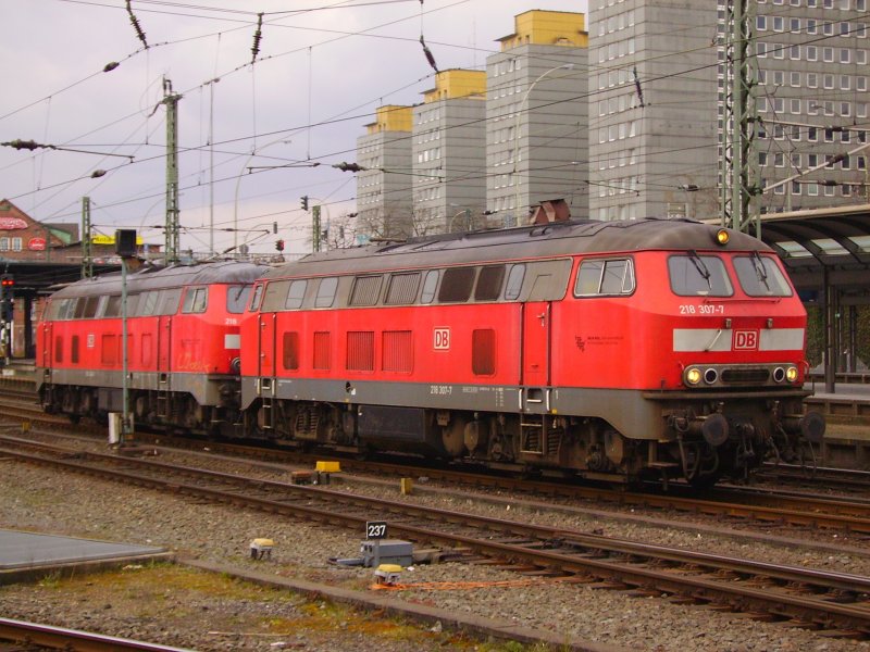 218 307-7 und eine weitere 218 stehen im Hamburger Hbf.