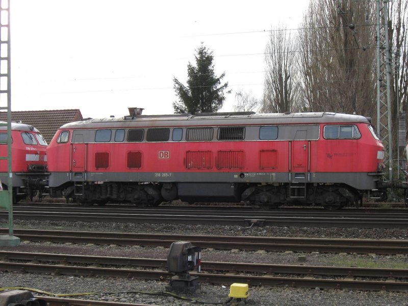 218 265-7, z-gestellt in einer langen Reihe von Schwesterloks mit