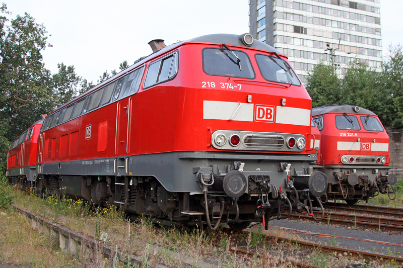Die 218 374-7 und 218 321-8 abgestellt in Hamburg Klostertor