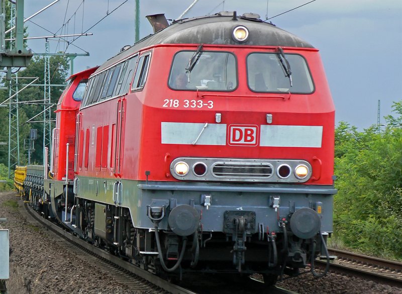 218-333-3 mit einer DB V100 und einem kleinen Gz. im