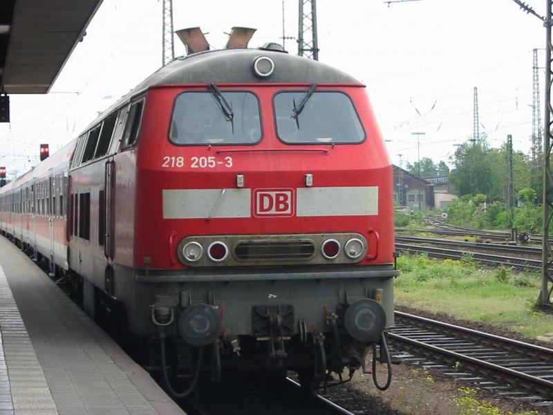 218-205 steht in Mannheim Hbf.  