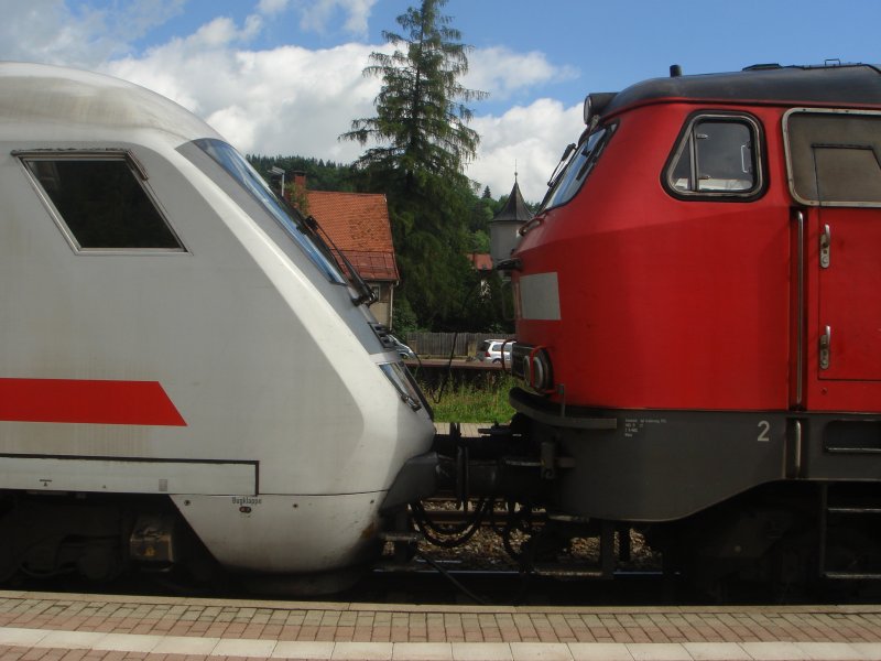 Die Kupplung zwischen BR 218 und InterCity Steuerwagen. Aufgenommen am