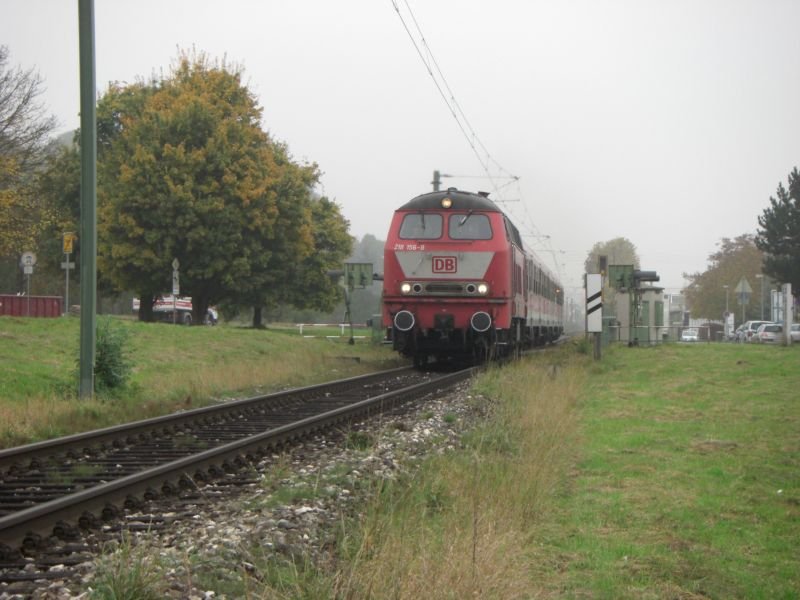 218 156-8 auf der Teckbahn Richtung Kirchheim/Teck mit seinem RB