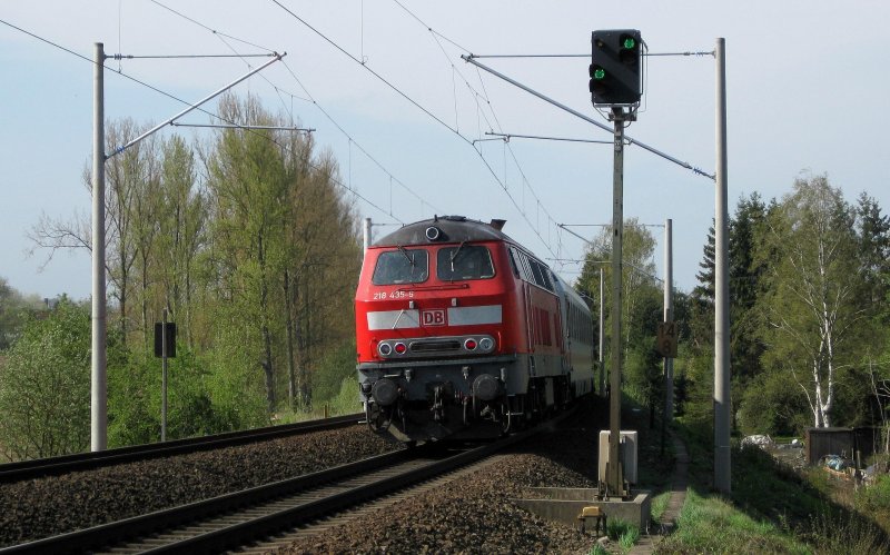 218 435-6 schiebt am 17.04.09 den IC 2327 Puttgarden -