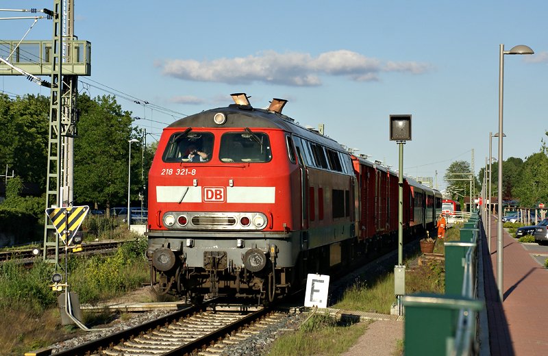 218 321-8 schleppt am 29.05.2009 einen Hilfszug und EVB-VT 150