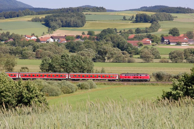 218 256 mit RE 352 am 13.06.2009 bei Arnschwang 
