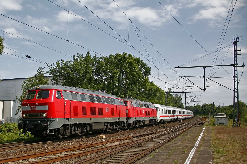IC Richtung Westerland am 30.05.2009 mit 218 369-7 und 218