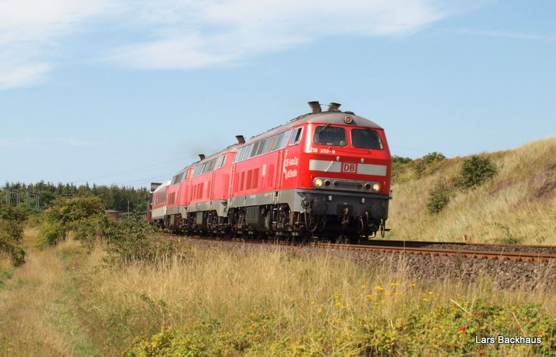 Ein 218er Dreiergespann, angef�hrt von 218 359-8, legt sich am