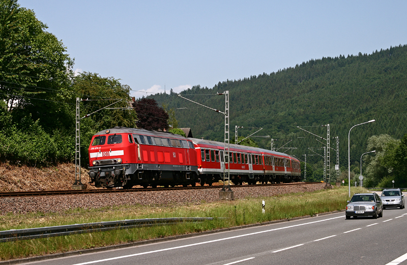 Am 25. Mai 2009 bef�rdert die Karlsruher 218 476 den