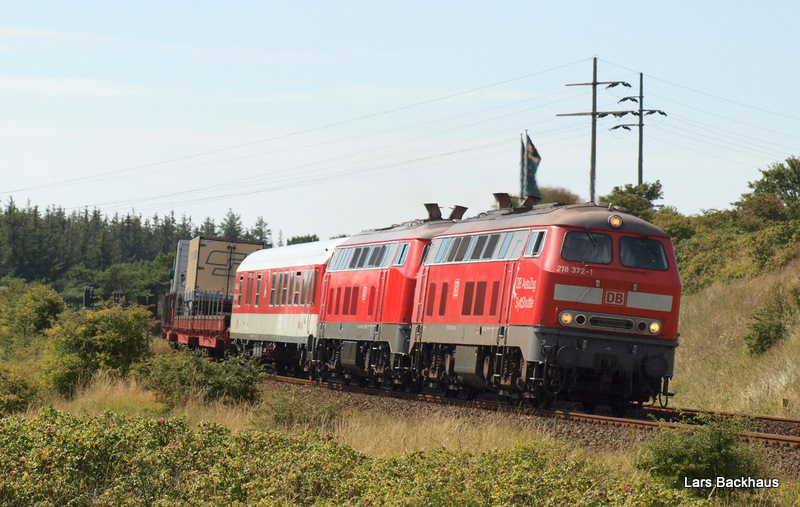 Ein Syltshuttle, gezogen von 218 372-1 und 218 363-0 passiert
