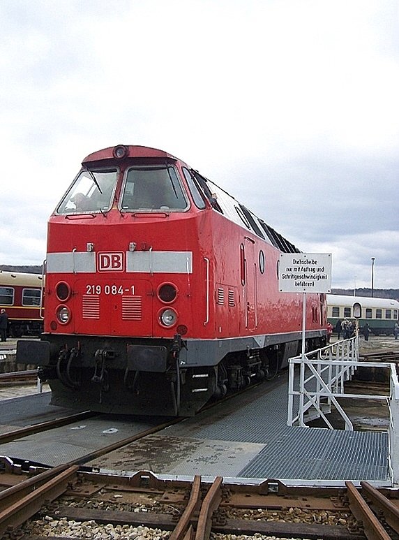 BR 219 084-2 auf der Drehscheibe der Railworld Gera. 22.03.08