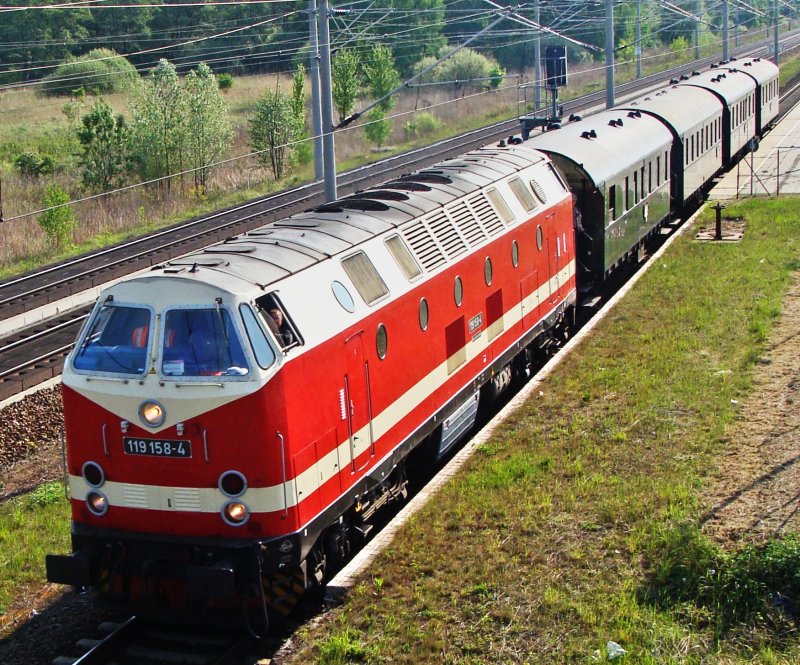 DR 119 158 am 1.5.2009 im Bahnhof Elstal 