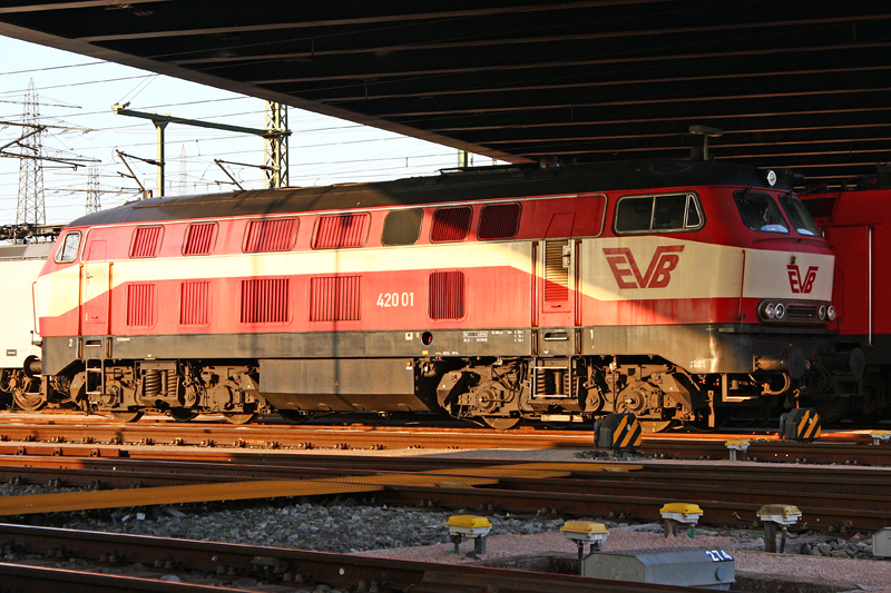 Die 420 01 (ex 219 001-5) der EVB abgestellt in
