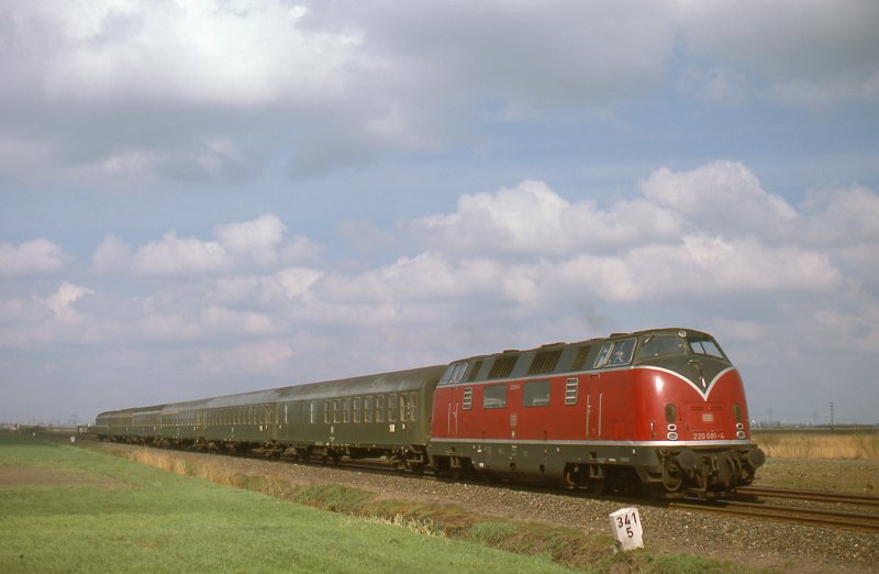 D 715 mit 220 081 im April 1976 bei Petkum