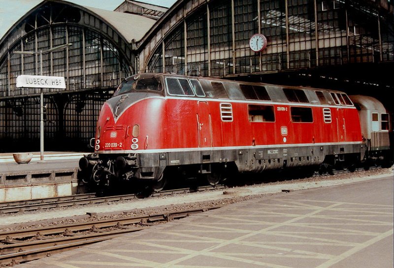 L�beck Hbf 1979.
220 039 vom Bw L�beck wartet auf die