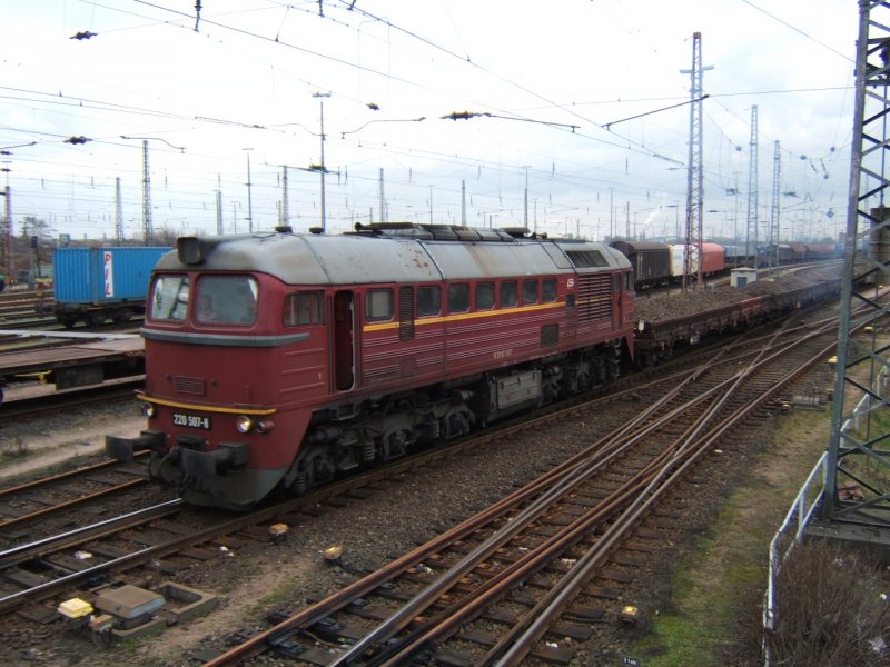 Die 220 507-8 der LEG brachte am 23.1.07 alten Schotter
