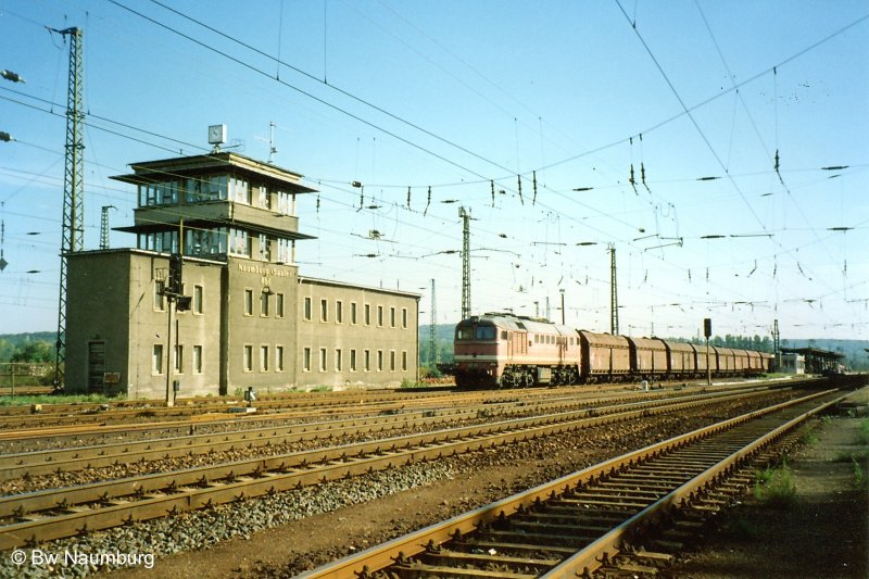 Am 09.09.1993 steht 220 290 im Bahnhof Naumburg auf Gleis