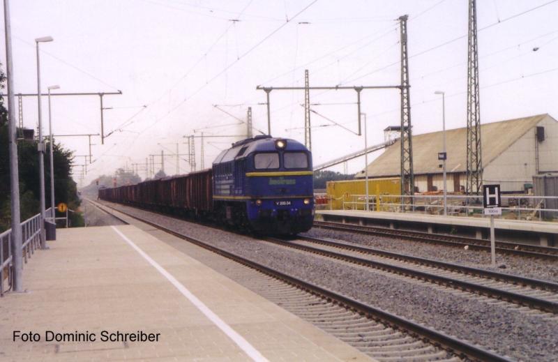 Die V200.04 der PEG mit einem schweren G�terzug am Ende