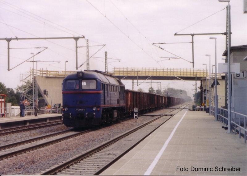 Die V200.03 der PEG mit einem schweren G�terzug vorne ist